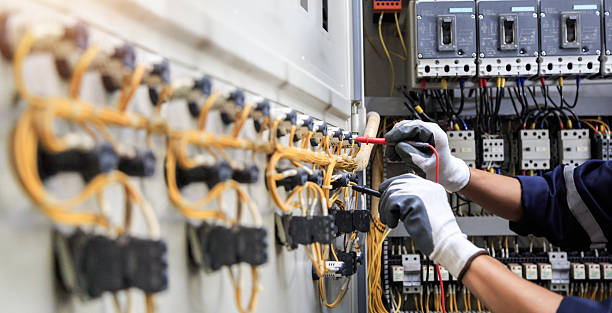 Professional Electrician technician working in Skidmore, TX